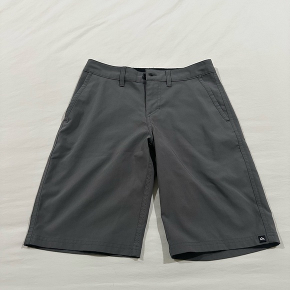 Boys Quiksilver amphibian shorts size 27 in gray and in excellent condition. - Picture 1 of 3